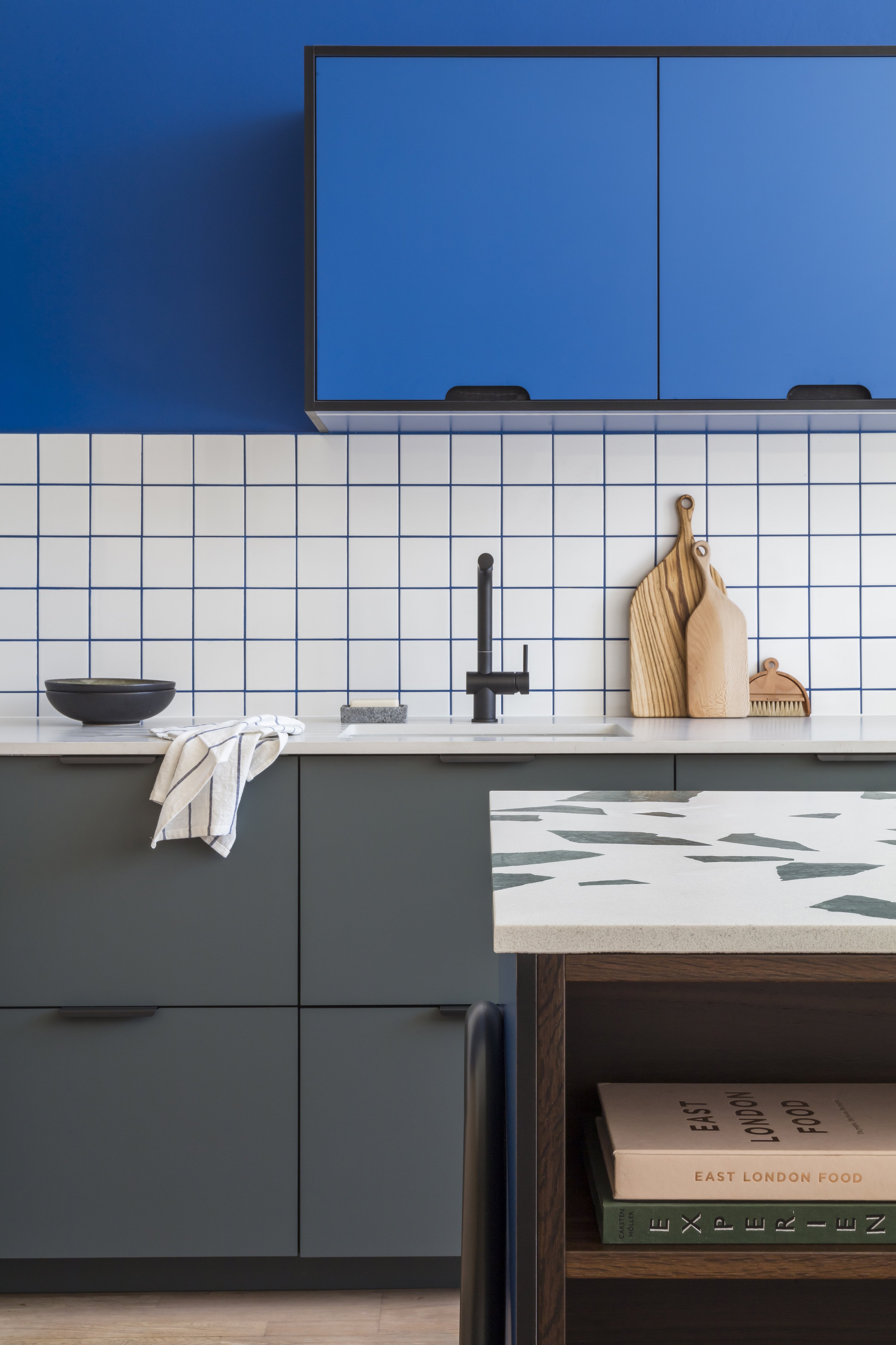 HOLTE_CEASERSTONE_BLUE_GREEN_LAMINATE_KITCHEN_ISLAND_BOOKSHELF_03