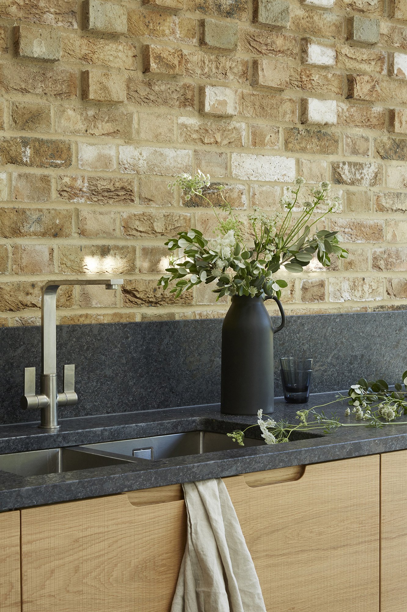 HOLTE_ROUGH_SAWN_OAK_VENEER_GRANITE_SINK_SPLASHBACK_KITCHEN_07