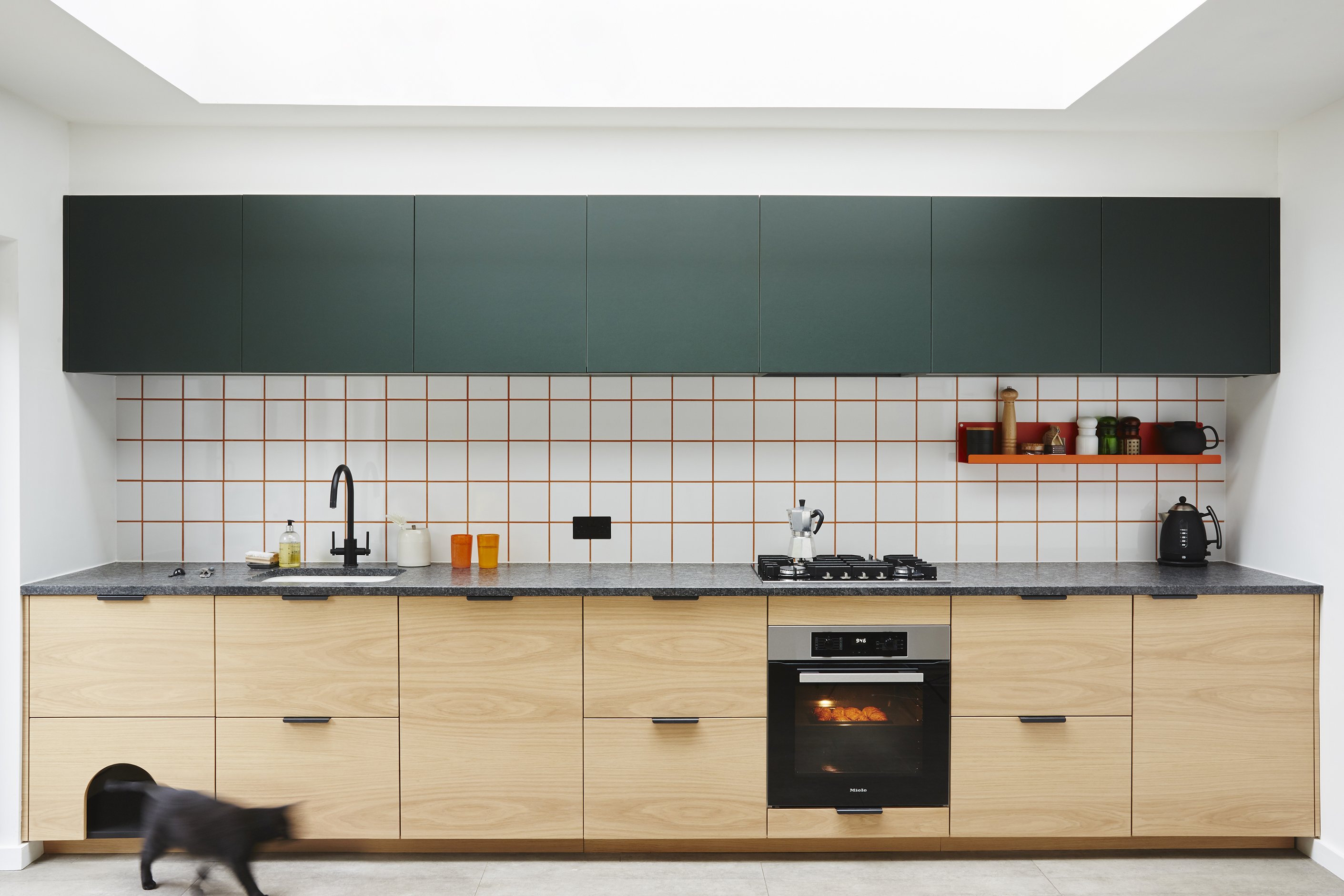 HOLTE_kitchen_wood_oak_dark green_cat 01