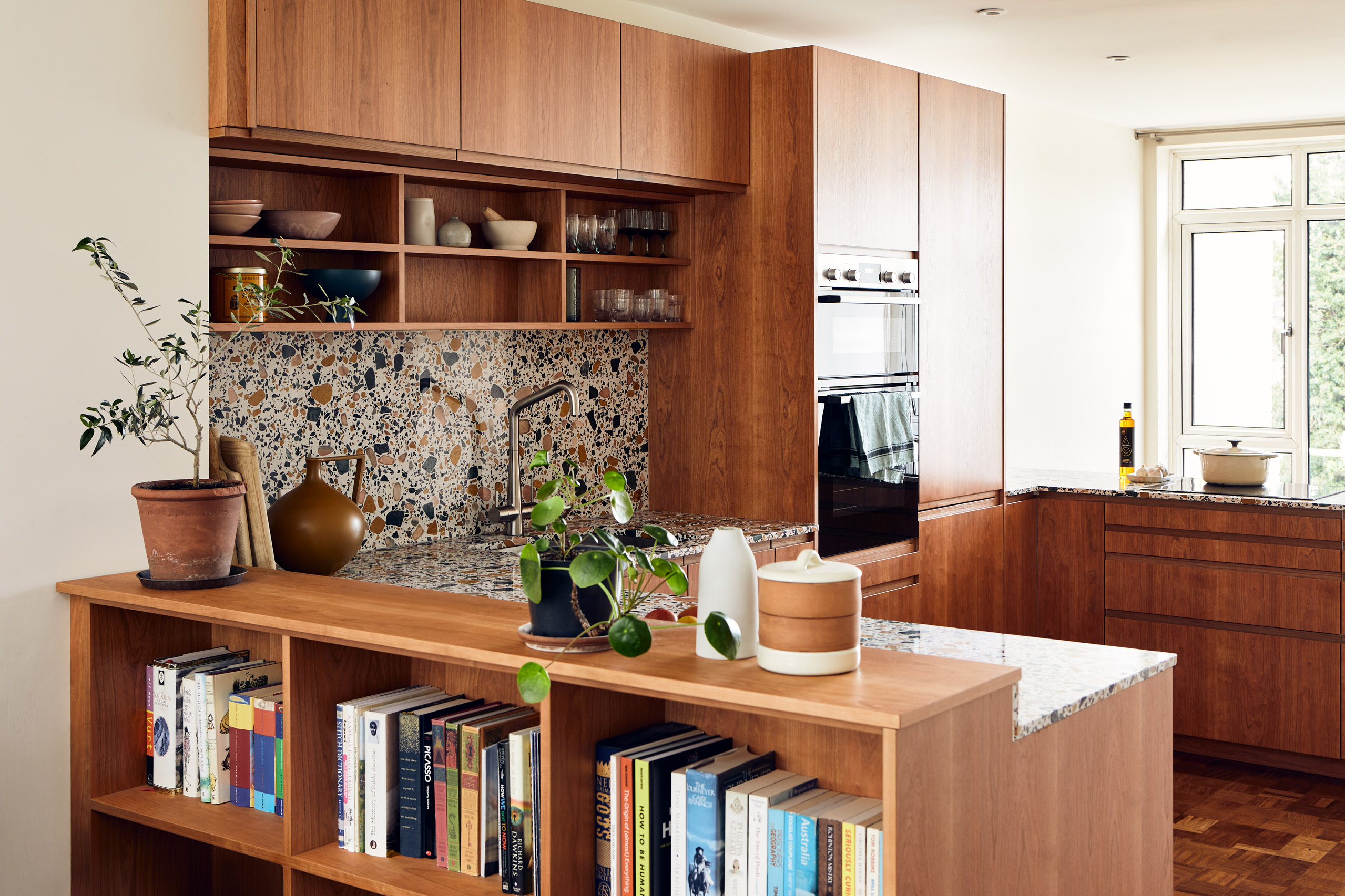 Wood kitchen with patterned worktop