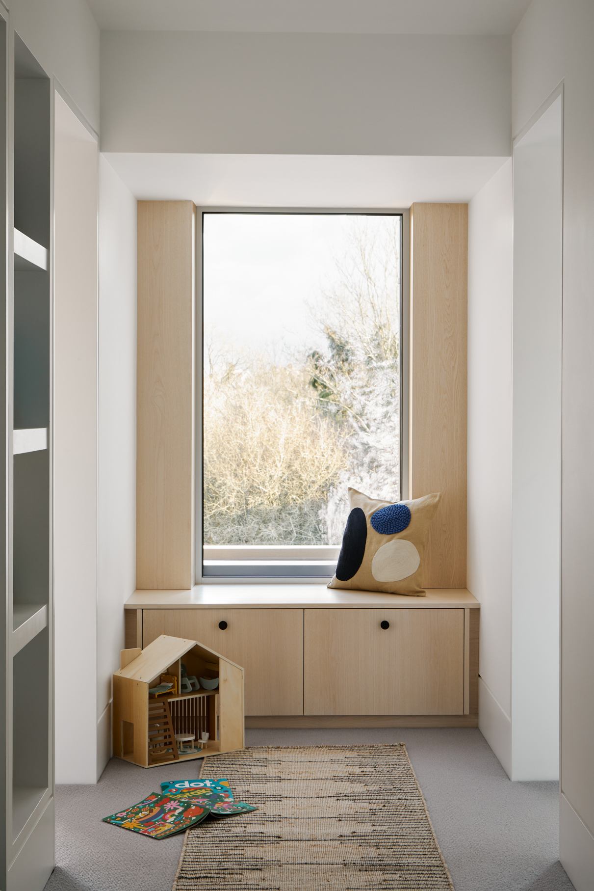 window seat with bespoke seating and stroage unit in wood
