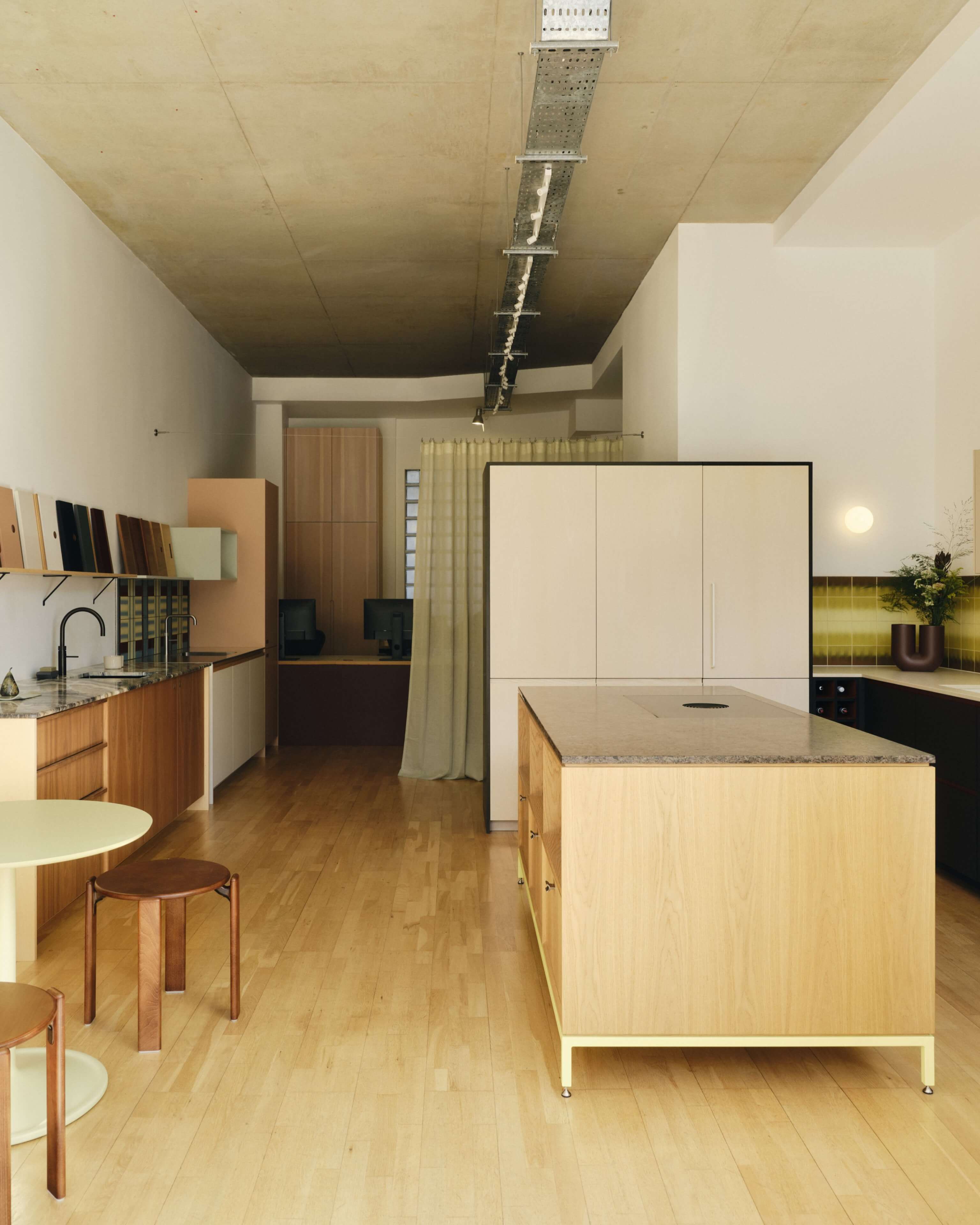 Holte-Showroom-Mobile-Portrait-3200x4000